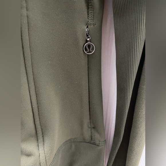 Lululemon jacket size 4 - Picture 5 of 8